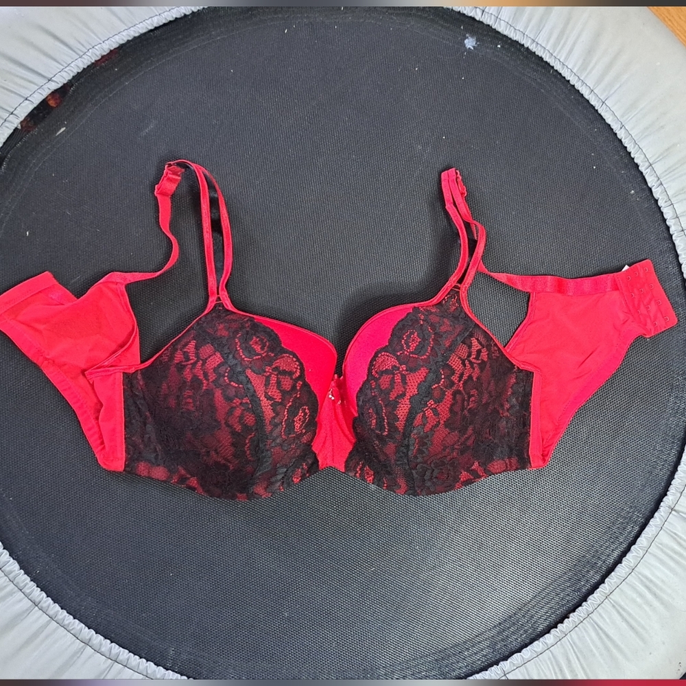 Deesse Lingerie Red and Black Lace Bra. 42DDD. 42F